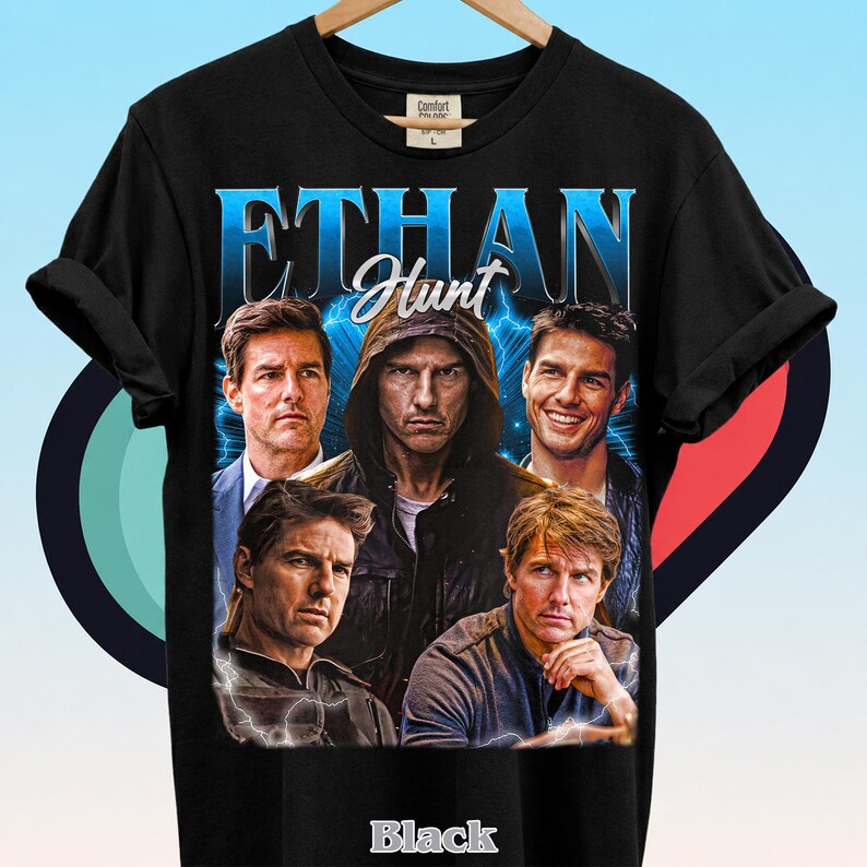 Może przedstawiać: Czarny t-shirt z kr&oacute;tkim rękawem z nadrukiem graficznym przedstawiającym pięć r&oacute;żnych wizerunk&oacute;w mężczyzny. Napis ETHAN jest wydrukowany dużymi niebieskimi literami u g&oacute;ry, a poniżej słowo Hunt białą kursywą. Obrazy otaczają błyskawice.