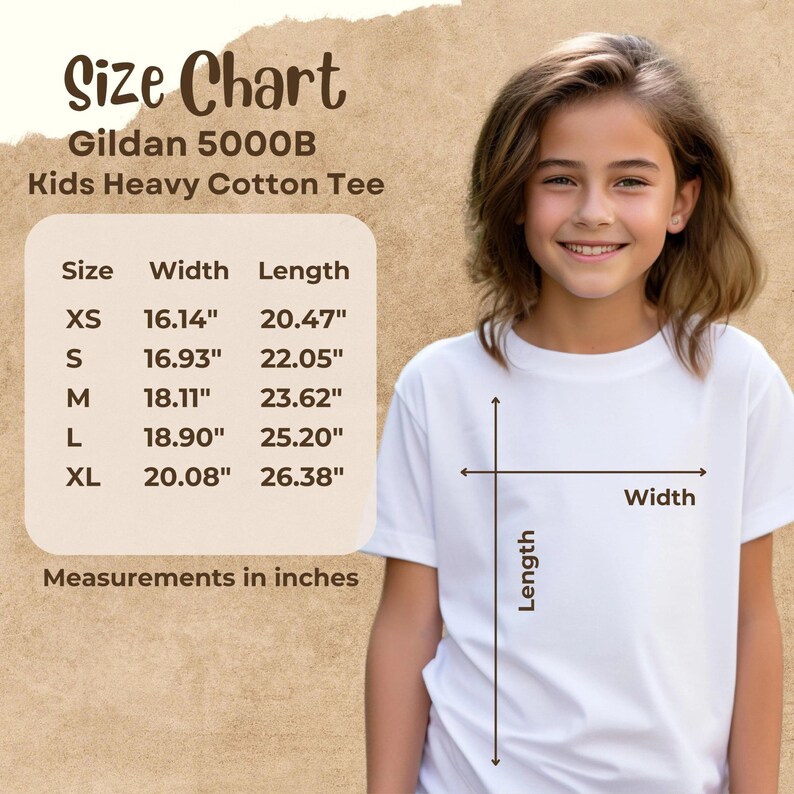Może przedstawiać: Tabela rozmiar&oacute;w koszulki Gildan 5000B Kids Heavy Cotton z wykazem rozmiar&oacute;w od XS do XL oraz ich szerokościami i długościami w calach, wraz z diagramem na białej koszulce wskazującym pomiary szerokości i długości.