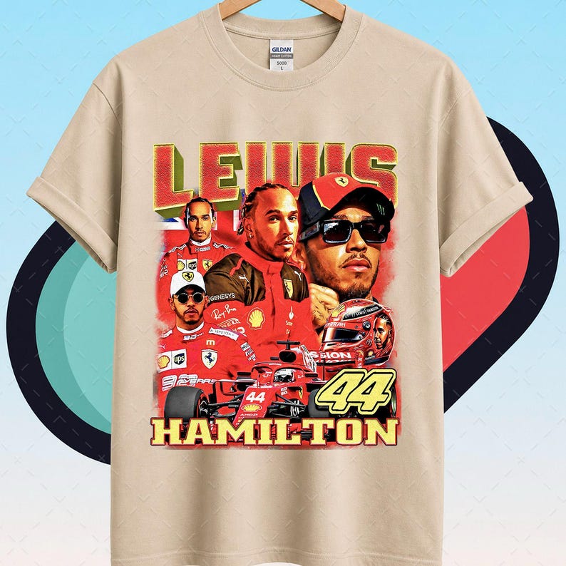 Pode incluir: Camiseta bege com um design gr&aacute;fico em estilo vintage de Lewis Hamilton. O design inclui v&aacute;rias imagens de Hamilton, um carro de corrida e o texto "LEWIS HAMILTON" e "44". A camiseta tem gola redonda e mangas curtas.