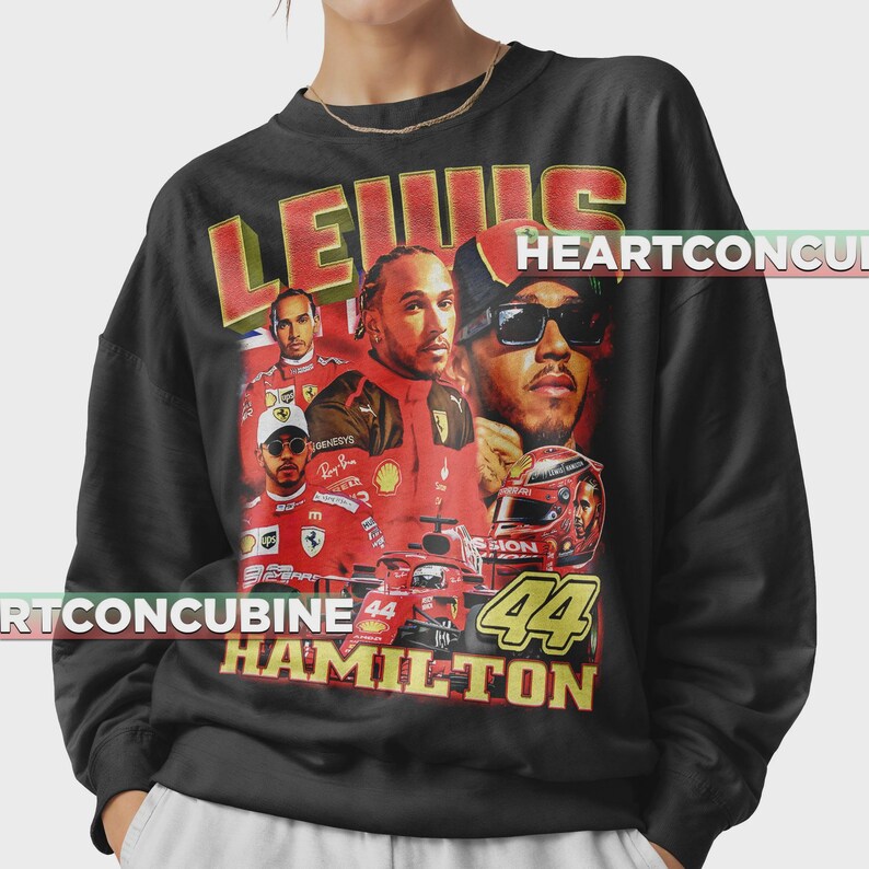 Pode incluir: Camisola preta com uma colagem de imagens de Lewis Hamilton, piloto de F&oacute;rmula 1. O design inclui o nome "LEWIS" em letras vermelhas e douradas, juntamente com "HAMILTON" e o n&uacute;mero "44". As imagens mostram Hamilton em trajes de corrida.