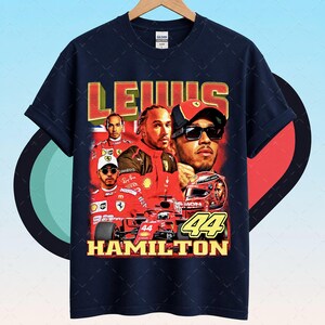 Pode incluir: T-shirt azul marinho com um design gr&aacute;fico em estilo vintage de Lewis Hamilton. O design inclui imagens de Hamilton, seu carro de corrida e o texto "LEWIS HAMILTON" e "44". A camisa &eacute; uma Gildan 3000.