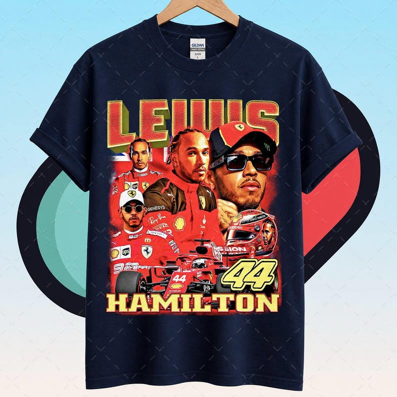 Pode incluir: T-shirt azul marinho com um design gr&aacute;fico em estilo vintage de Lewis Hamilton. O design inclui imagens de Hamilton, seu carro de corrida e o texto "LEWIS HAMILTON" e "44". A camisa &eacute; uma Gildan 3000.