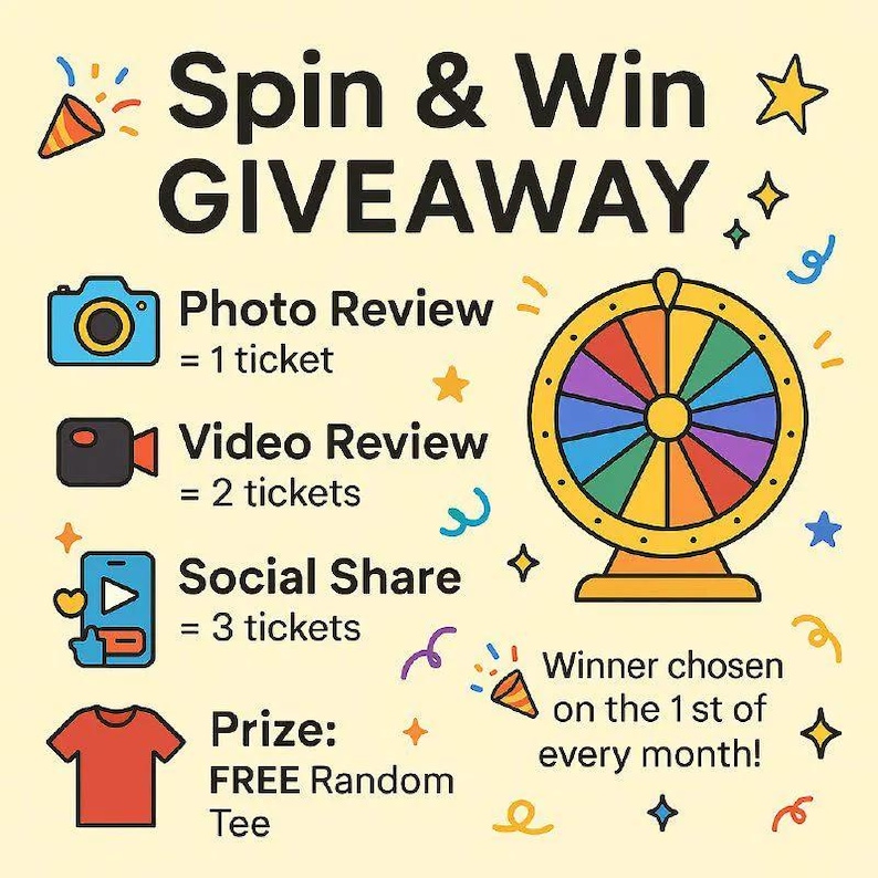 Może przedstawiać: Grafika Spin & Win Giveaway na jasnoż&oacute;łtym tle. Zawiera kolorowe koło nagr&oacute;d, ikony aparatu, kamery wideo, udostępniania społecznościowego oraz czerwoną koszulkę. Tekst zawiera Photo Review = 1 ticket, Video Review = 2 tickets, Social Share = 3 tickets oraz Prize: FREE Random Tee. Zwycięzca wybierany 1. dnia każdego miesiąca.