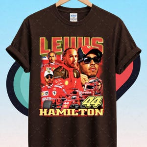 Pode incluir: Camiseta marrom com um design retr&ocirc; de Lewis Hamilton. O gr&aacute;fico inclui v&aacute;rias imagens de Hamilton, um carro de corrida e os textos "LEWIS" e "HAMILTON" em uma fonte vintage. O n&uacute;mero "44" &eacute; um elemento chave do design.