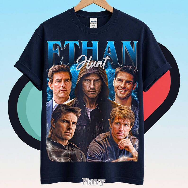Może przedstawiać: Granatowa koszulka z kr&oacute;tkim rękawem z nadrukiem graficznym przedstawiającym Ethana Hunta. Wz&oacute;r zawiera napis "ETHAN" dużymi niebieskimi literami oraz "Hunt" białą czcionką, otoczony wieloma wizerunkami postaci i niebieskimi błyskawicami.