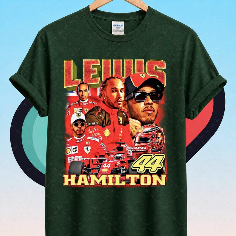 Pode incluir: T-shirt verde escuro com um gr&aacute;fico de Lewis Hamilton em fato e capacete de corrida vermelhos. Os textos "LEWIS" e "HAMILTON" s&atilde;o em amarelo e vermelho. O n&uacute;mero "44" &eacute; exibido de forma proeminente.