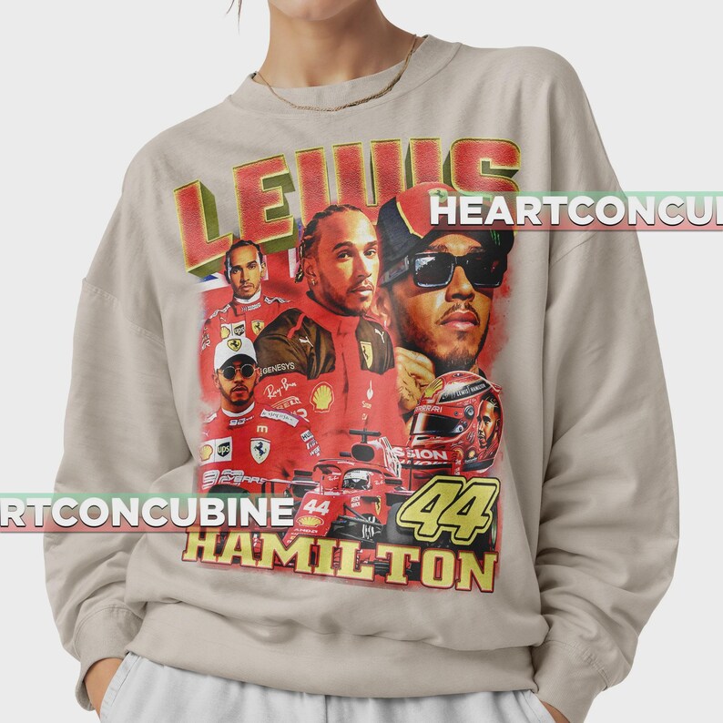 Pode incluir: Camisola bege com um gr&aacute;fico de Lewis Hamilton, com o texto "LEWIS HAMILTON 44" em vermelho e amarelo. O design inclui imagens de um carro de corrida e um capacete.