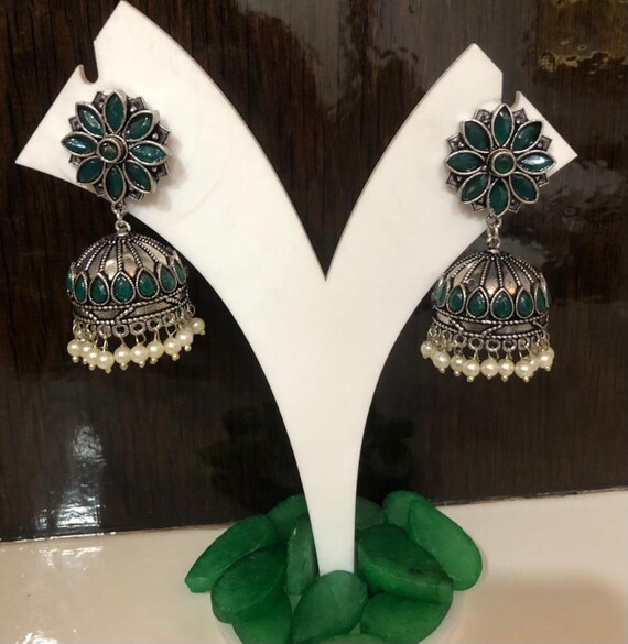 Orecchini Pendenti Etnici Jhumki – Fiore Intagliato, Metallo Ossidato – DouVei