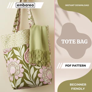 Puede incluir: Un bolso tote floral con un patrón verde y rosa, que sostiene una bufanda verde claro. La bolsa tiene un diseño geométrico en la parte superior. Los textos "TOTE BAG" y "PDF PATTERN" son visibles. El texto "BEGINNER FIENDLY" también es visible.