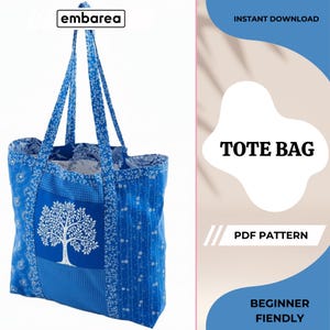 Puede incluir: Bolso tote azul con un diseño de árbol blanco. El bolso tiene correas largas y está hecho de tela estampada. El texto "TOTE BAG" y "PDF PATTERN" son visibles. La bolsa está etiquetada como "BEGINNER FRIENDLY".