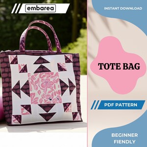Puede incluir: Un bolso tote acolchado con un diseño de patchwork en blanco, rosa y morado oscuro. El bolso presenta un cuadrado central floral y patrones geométricos. Las asas y el borde son un patrón morado oscuro. El texto "TOTE BAG" y "PDF PATTERN" son visibles.