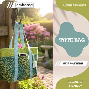 Puede incluir: Un bolso tote verde y azul con un estampado de hojas, colgado de una valla de madera. El bolso tiene una correa azul claro y un bolsillo. El texto "TOTE BAG" y "PDF PATTERN" son visibles. Las palabras "BEGINNER FIENDLY" también son visibles.