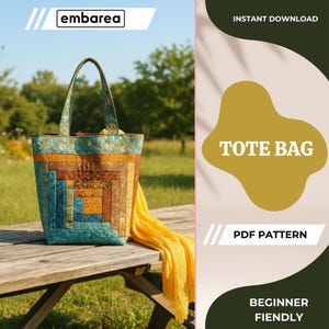 Puede incluir: Un bolso tote hecho a mano con un diseño de patchwork en tonos turquesa, marrón y dorado está sobre un banco de madera. El bolso tiene un asa a juego y está junto a una bufanda amarilla. También se ve el texto "TOTE BAG" y "PDF PATTERN".