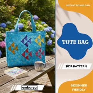 Puede incluir: Un bolso tote turquesa con un patrón geométrico de peces en amarillo, morado y rojo. El bolso está sobre una mesa de madera con un libro, gafas y una taza. La imagen incluye el texto "TOTE BAG" y "PDF PATTERN".