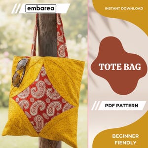 Puede incluir: Bolso tote acolchado amarillo con un panel central rojo con estampado de cachemira. El bolso tiene asas a juego con estampado de cachemira rojo y está colgado de un poste de madera. Las gafas de sol están sujetas al bolso. El texto de la imagen dice "TOTE BAG" y "PDF PATTERN".