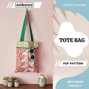 Puede incluir: Un bolso tote con un estampado floral en rojo, blanco y verde, con asas verdes. El bolso tiene un bolsillo con gafas de sol. El texto "TOTE BAG" y "PDF PATTERN" son visibles. La marca "embarea" también es visible.