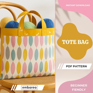 Puede incluir: Un bolso tote amarillo con un patrón ovalado colorido, lleno de ovillos de lana azules, verdes y amarillos. El bolso tiene asas amarillas y el texto "TOTE BAG" y "PDF PATTERN" son visibles. El diseño es apto para principiantes.