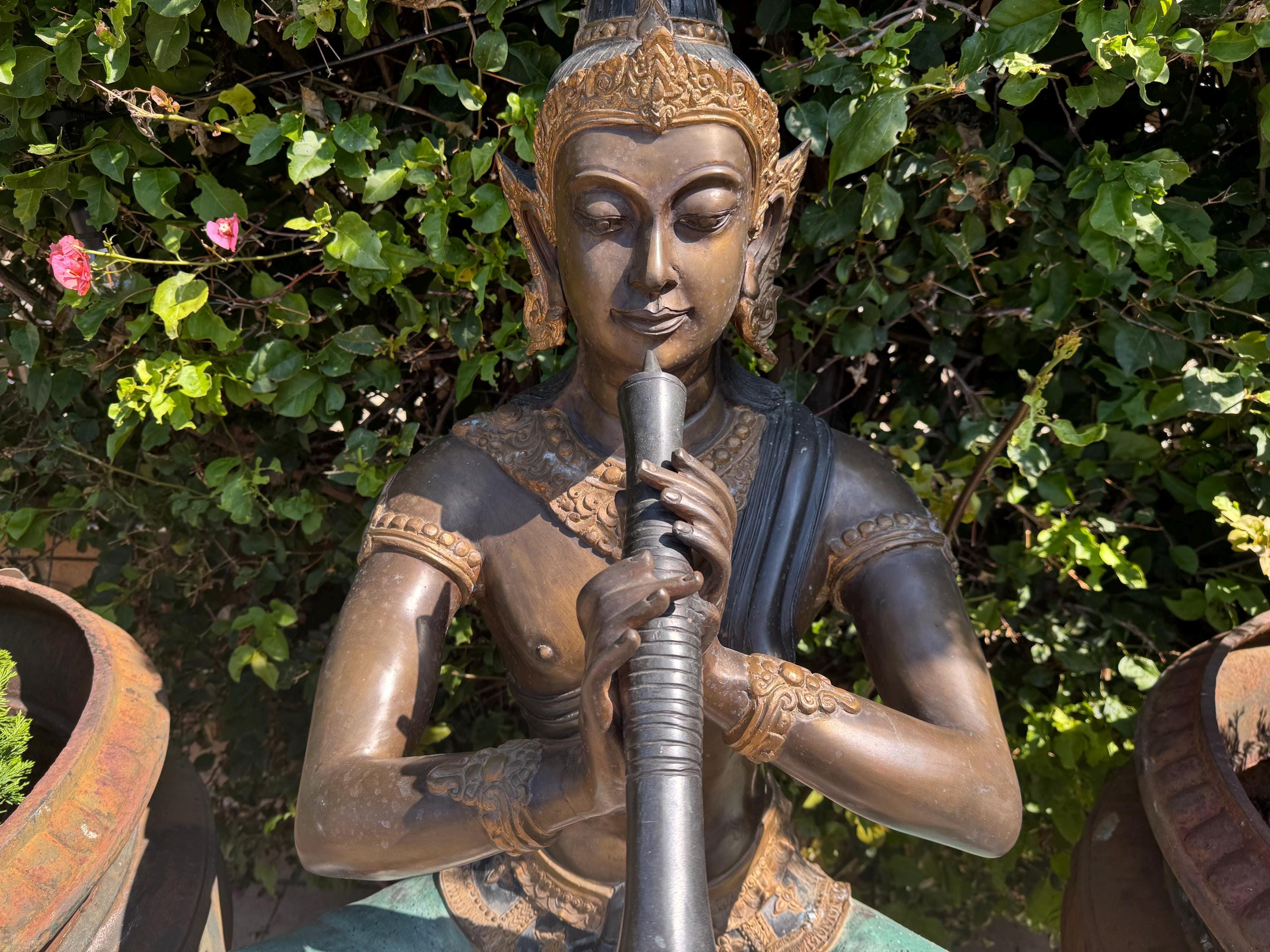 ブロンズ彫刻 フルートを持つ人物 フルートを奏でるブロンズの音楽家座像とヒンドゥー仏教美術