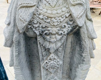 バリ島にある溶岩石で手彫りされた古代ヒンドゥー教の神像のペア