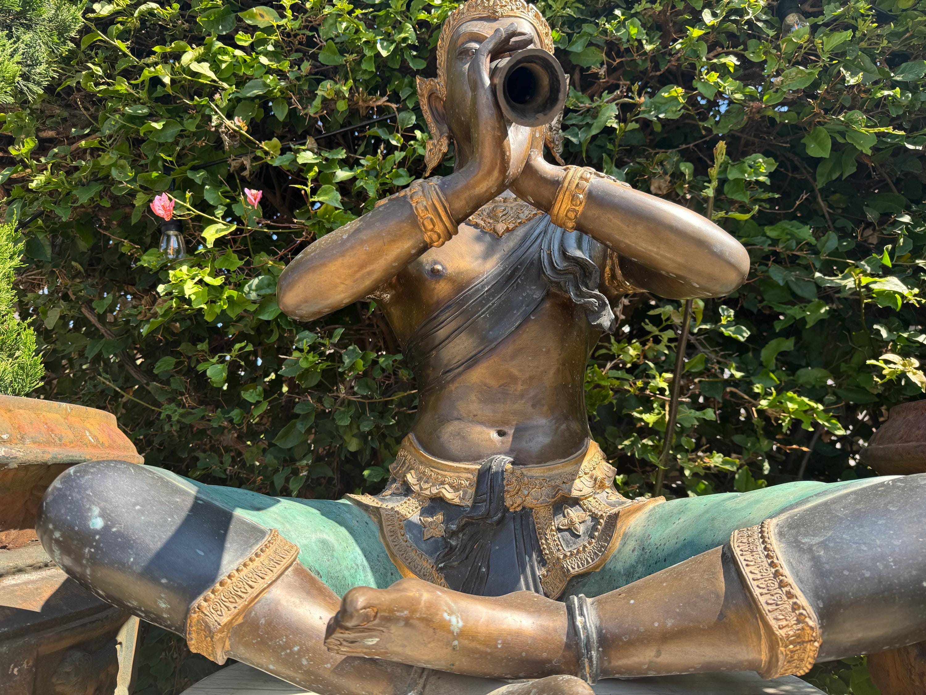 ブロンズ彫刻 フルートを持つ人物 フルートを奏でるブロンズの音楽家座像とヒンドゥー仏教美術