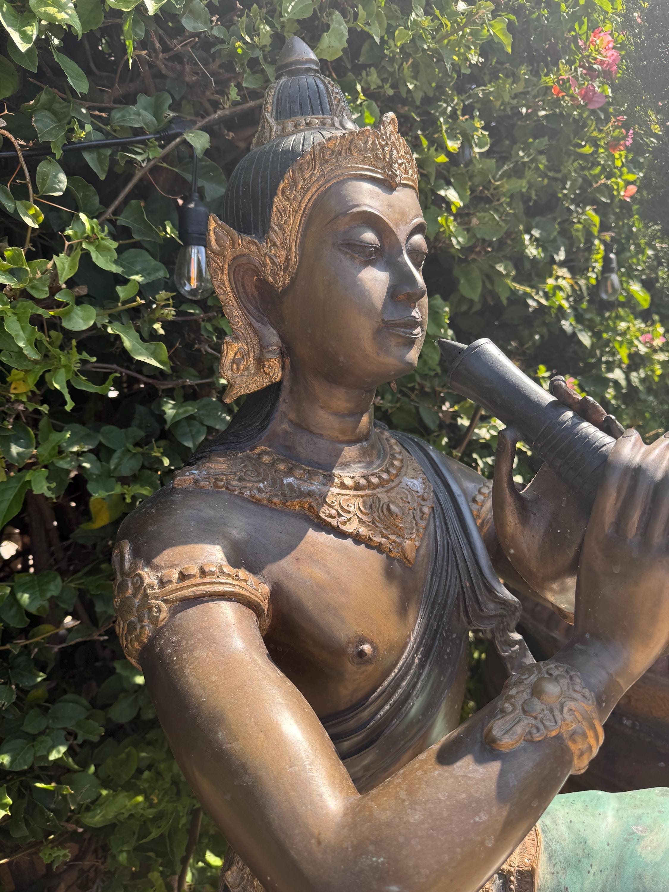 ブロンズ彫刻 フルートを持つ人物 フルートを奏でるブロンズの音楽家座像とヒンドゥー仏教美術