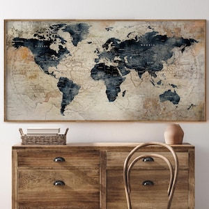 Puede incluir: Una impresión enmarcada de un mapa del mundo con una estética vintage. El mapa presenta una representación detallada de continentes y países, con una paleta de colores azul marino, beige y marrón. El marco de madera añade un toque clásico.