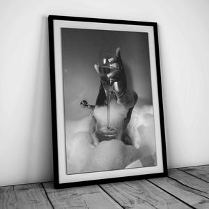 バスタブでワインを飲む女性のプリント、バーカートのポスター、白黒、印刷可能な Hypebeast ウォールアート、女の子の寝室の装飾、デジタルダウンロード