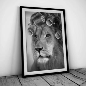 Löwe im Friseursalon, schwarzweiß, Modefotografie, lustiges Tier Poster, Hypebeast Wandkunst, Y2k Raumdekor, digitaler Download