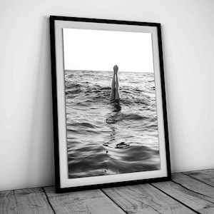 Póster de parada de manos en el océano, blanco y negro, impresión artística de pared de playa, fotografía vintage, póster de verano, decoración de baño para niñas, descarga digital