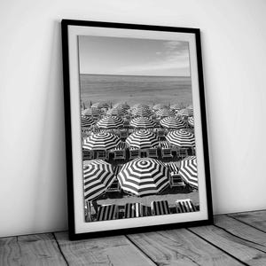 Impresión de sombrilla de playa vintage, Riviera Francesa, blanco y negro, fotografía vintage, arte de pared costero, decoración de habitación playera, descarga digital