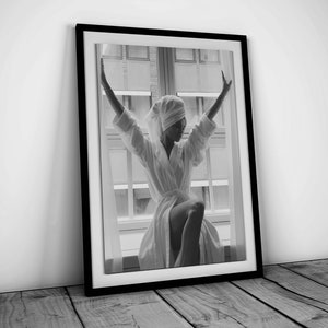 窓辺の女性のプリント、バスルームの壁アート、白黒、ファッション写真、女の子のバスルームの壁装飾、フェミニストポスター、デジタルダウンロード