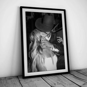 カウボーイ カウガール キス プリント、白黒、西洋の壁アート、ビンテージ バー カート ポスター、ロマンチックなカップルの寝室の装飾、デジタル ダウンロード