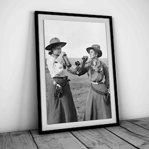 ワインを飲むカウガール女性の写真プリント、白黒、ヴィンテージ西部壁アート、ワイルドウェストポスター、バーカート壁装飾、デジタルダウンロード