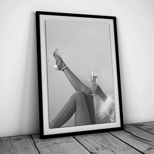 Kobieta na wysokim obcasie pijąca wino, sztuka ścienna na wózek barowy, czarno-biała, fotografia modowa, drukowana sztuka ścienna Hypebeast, pobieranie cyfrowe