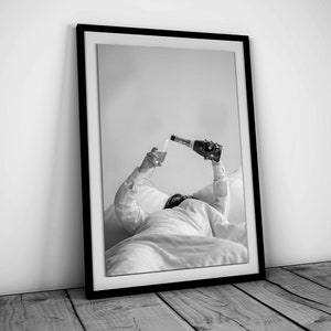 ベッドでシャンパンを飲む女性のプリント、フェミニストのポスター、白黒の壁アート、バーカートのプリント、ガーリーな寮の部屋の装飾、デジタルダウンロード