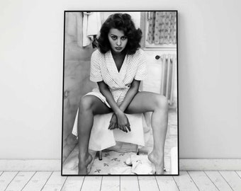 Sophia Loren in Bathroom Print, Black and White Wall Art, Vintage Poster, Fashion Photography, Girls Bathroom Decor, Old Hollywood Prints