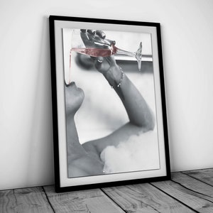 Frau trinkt Wein in der Badewanne Print, Hypebeast Poster, schwarz und weiß, druckbare Mädchen Badezimmer Wandkunst, Bar Warenkorb Dekor, digitaler Download