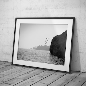 Vintage Ocean Jump Druck, schwarz und weiß, Klippe Dive Fotografie, Badezimmer Wandkunst, Beachy Room Decor, digitaler Download, Küstenwandkunst