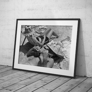 Póster vintage de pareja en la playa, arte mural en blanco y negro, impresión de playa, impresiones fotográficas, póster de verano, decoración de casa de playa, descarga digital