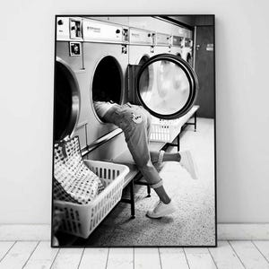 Kvinna i tvättmaskin-tryck: Svartvit tvättrumsdekor (digital nedladdning)