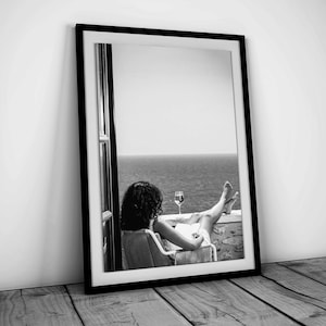 Póster feminista en blanco y negro: Mujer bebiendo vino en la playa. Foto vintage. Decoración de pared para bar, arte mural con alcohol, decoración de casa de playa.