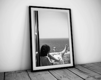 Póster feminista, blanco y negro, mujer bebiendo vino en la playa, foto vintage, decoración de pared para bar, arte mural sobre alcohol, decoración para casa de playa