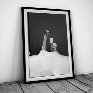 バスタブでシャンパンを飲む女性のプリント、バーカートのポスター、白黒、印刷可能な Hypebeast ウォールアート、バスルームの装飾、デジタルダウンロード