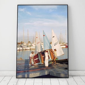 Slim Aarons segelbåtstryck, minimalistisk segelbåtsaffisch, vintagefotografitryck, lyxig väggkonst, affisch med gamla pengar, digital nedladdning