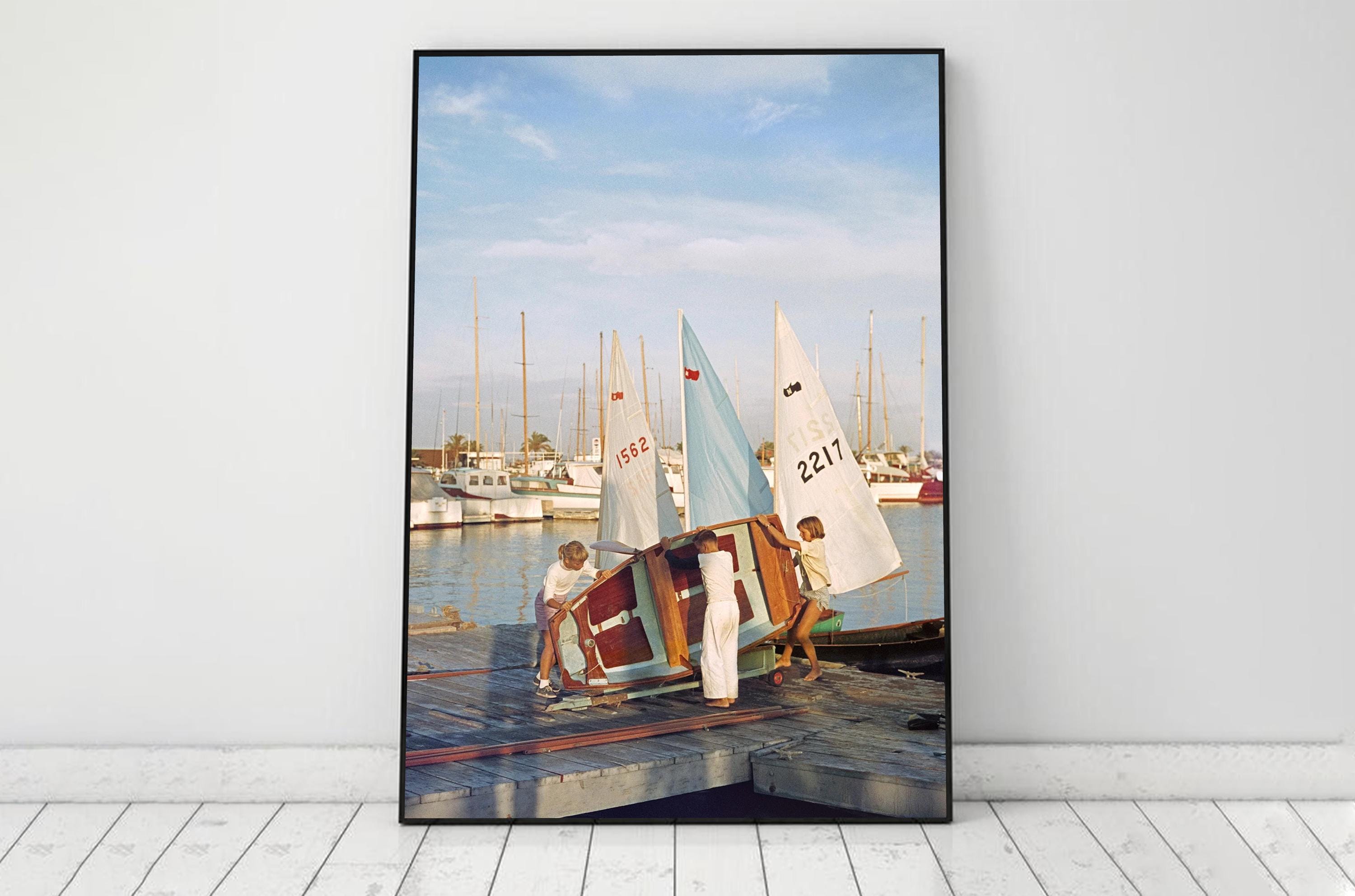Concetto Nautico Con Barca a Vela Decorativa Bianca Su Tavolo in Legno