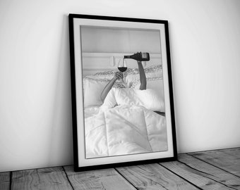 Vrouw drinkt wijn in bed print, feministische poster, zwart-wit, alcohol kunst aan de muur, bar kar print, meisjes slaapkamer decor, digitale download