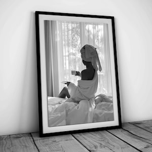 窓辺でコーヒーを飲む女性のプリント、白黒、印刷可能なバスルームの壁アート、ファッション写真、ビンテージポスター、デジタルダウンロード