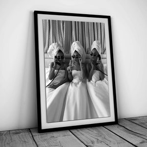 ベッドでワインを飲む女性のプリント、フェミニストポスター、白黒ウォールアート、高級ファッションポスター、バーカートプリント、マキシマリストルームデコレーション