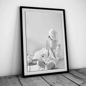 本を読んでコーヒーを飲む女性のプリント、白黒写真、ファッションウォールアート、バスルームポスター、十代の女の子の部屋の装飾、デジタルダウンロード