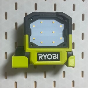 以下が含まれることがあります： 前面に「RYOBI」と書かれた緑と黒の作業灯。ライトは12個のLED電球と旋回ヘッドを搭載しています。